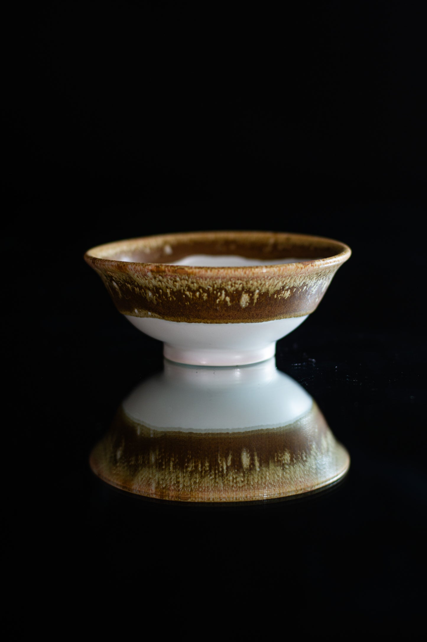 Pair of bowls / white and brown crystals