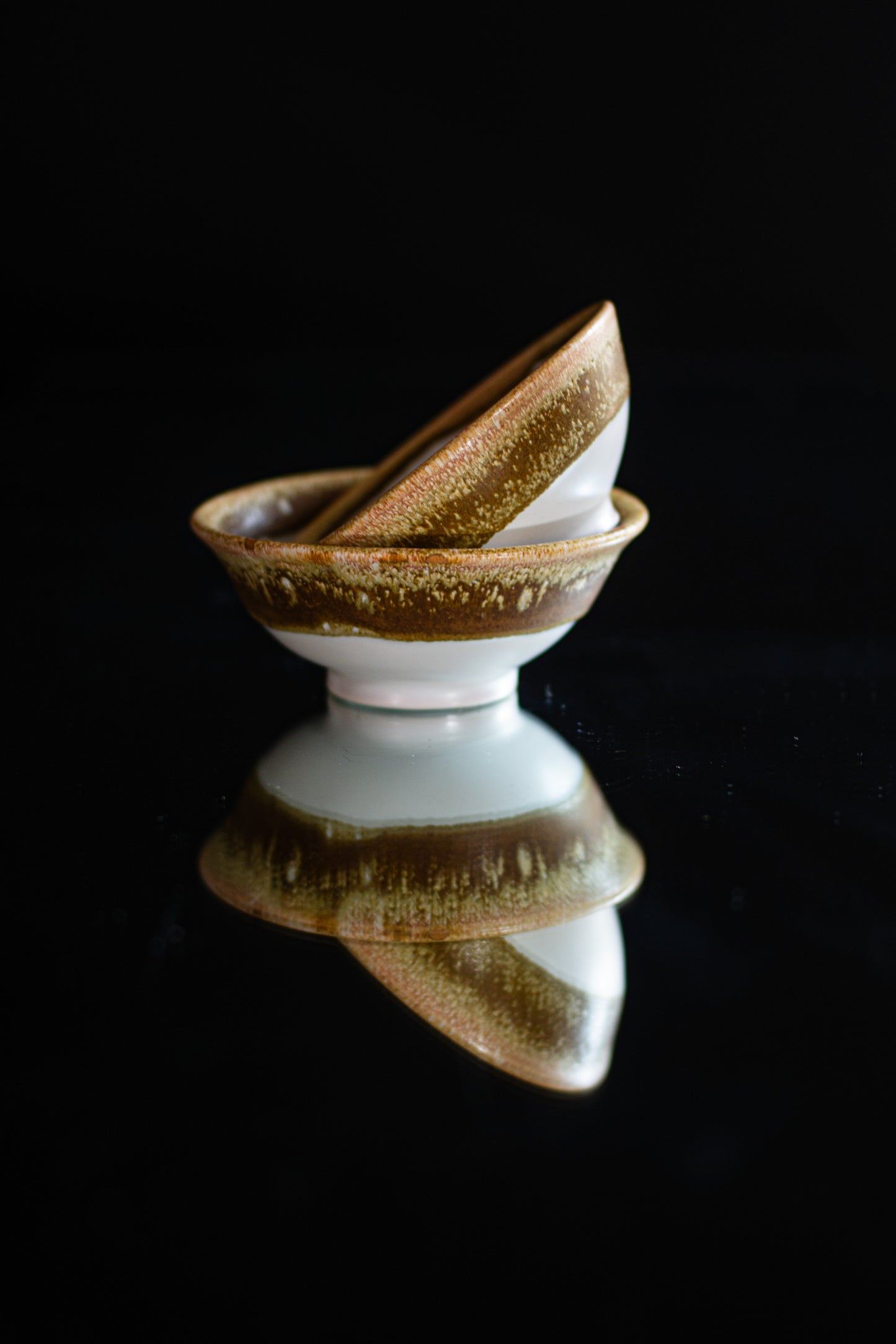 Pair of bowls / white and brown crystals