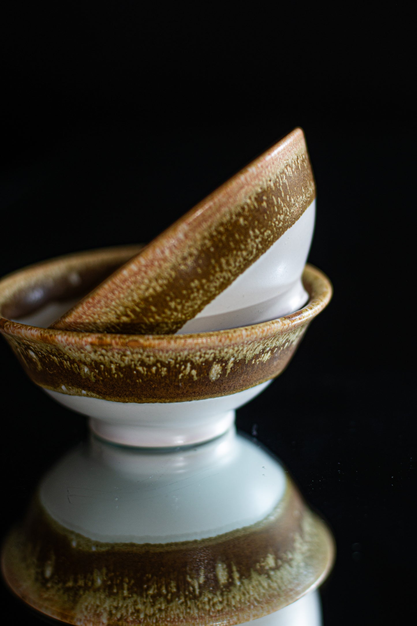 Pair of bowls / white and brown crystals