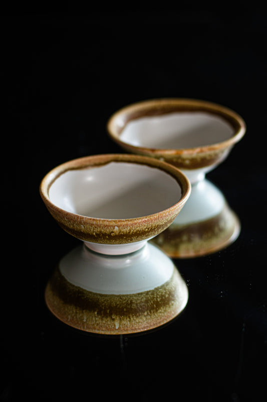 Pair of bowls / white and brown crystals