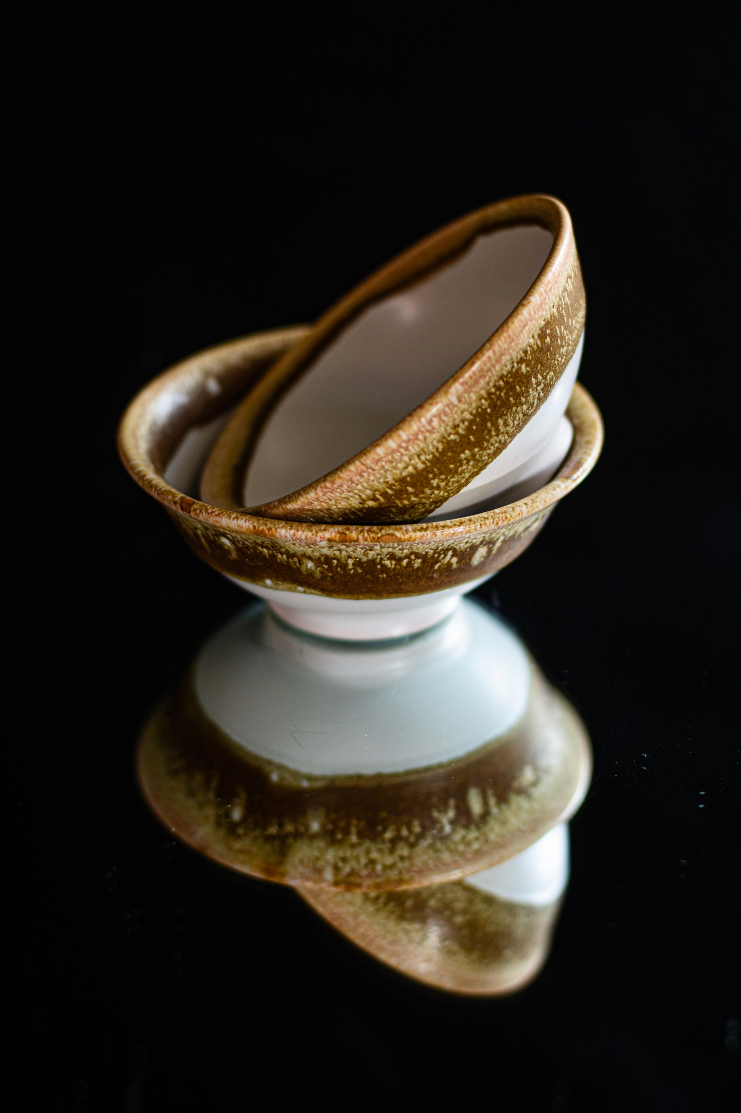 Pair of bowls / white and brown crystals
