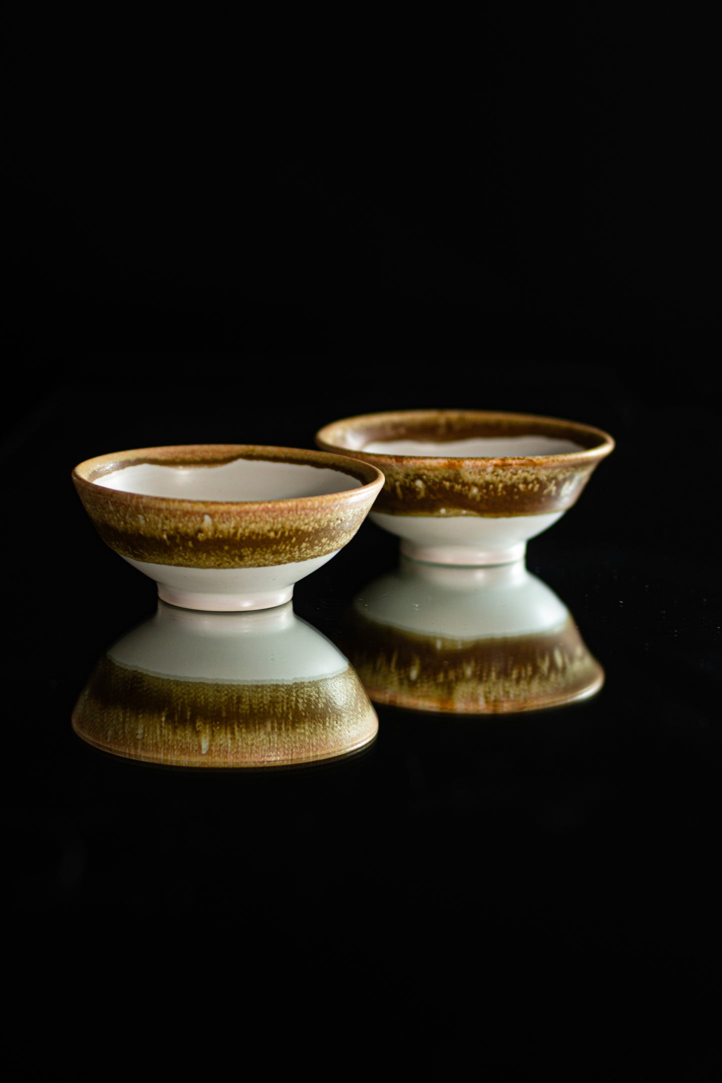 Pair of bowls / white and brown crystals